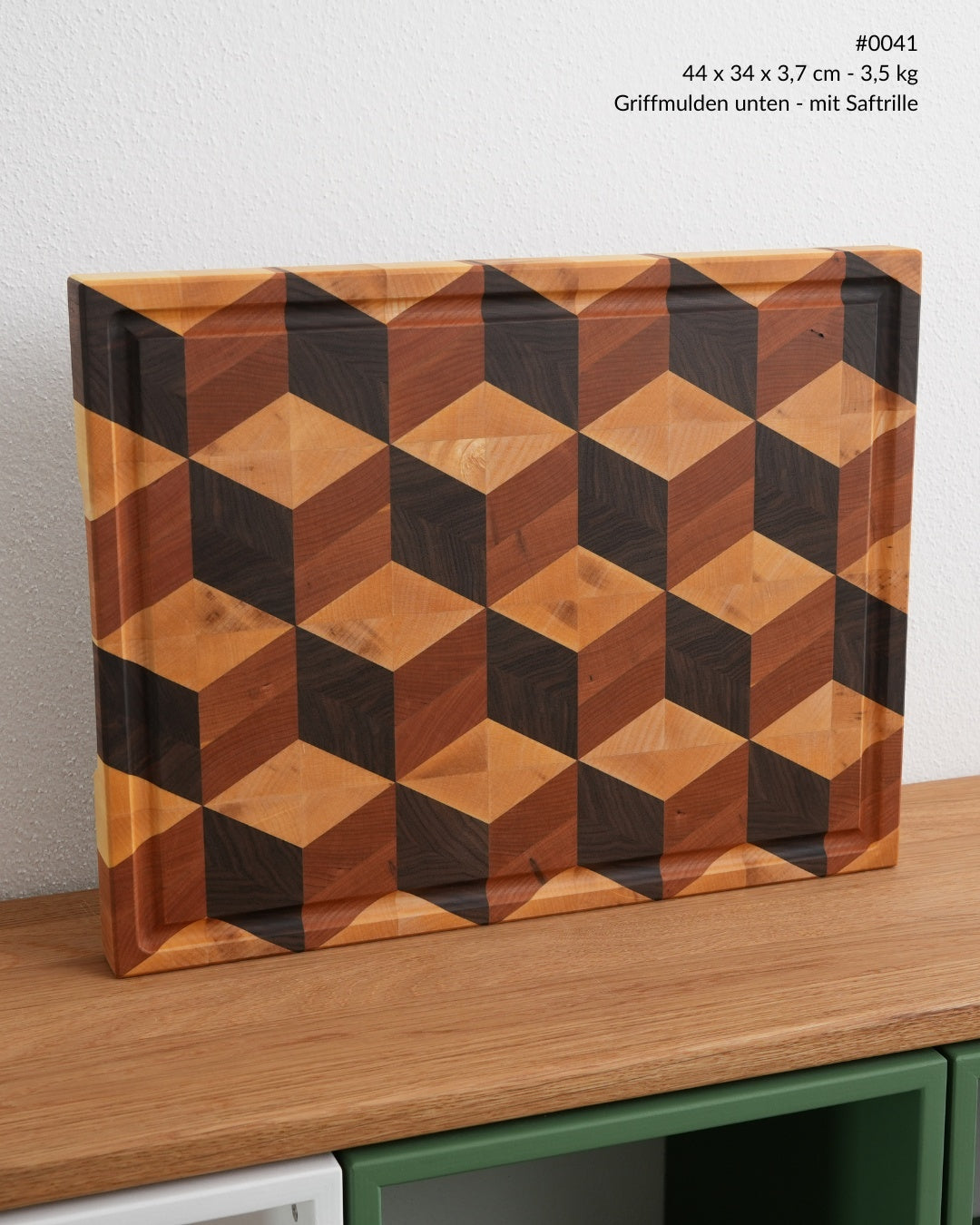 Stirnholz Schneidebrett mit 3D-Würfelmuster aus Nussbaum, Kirsche und Ahorn mit Saftrille, Ansicht von vorne, 44 × 34 cm