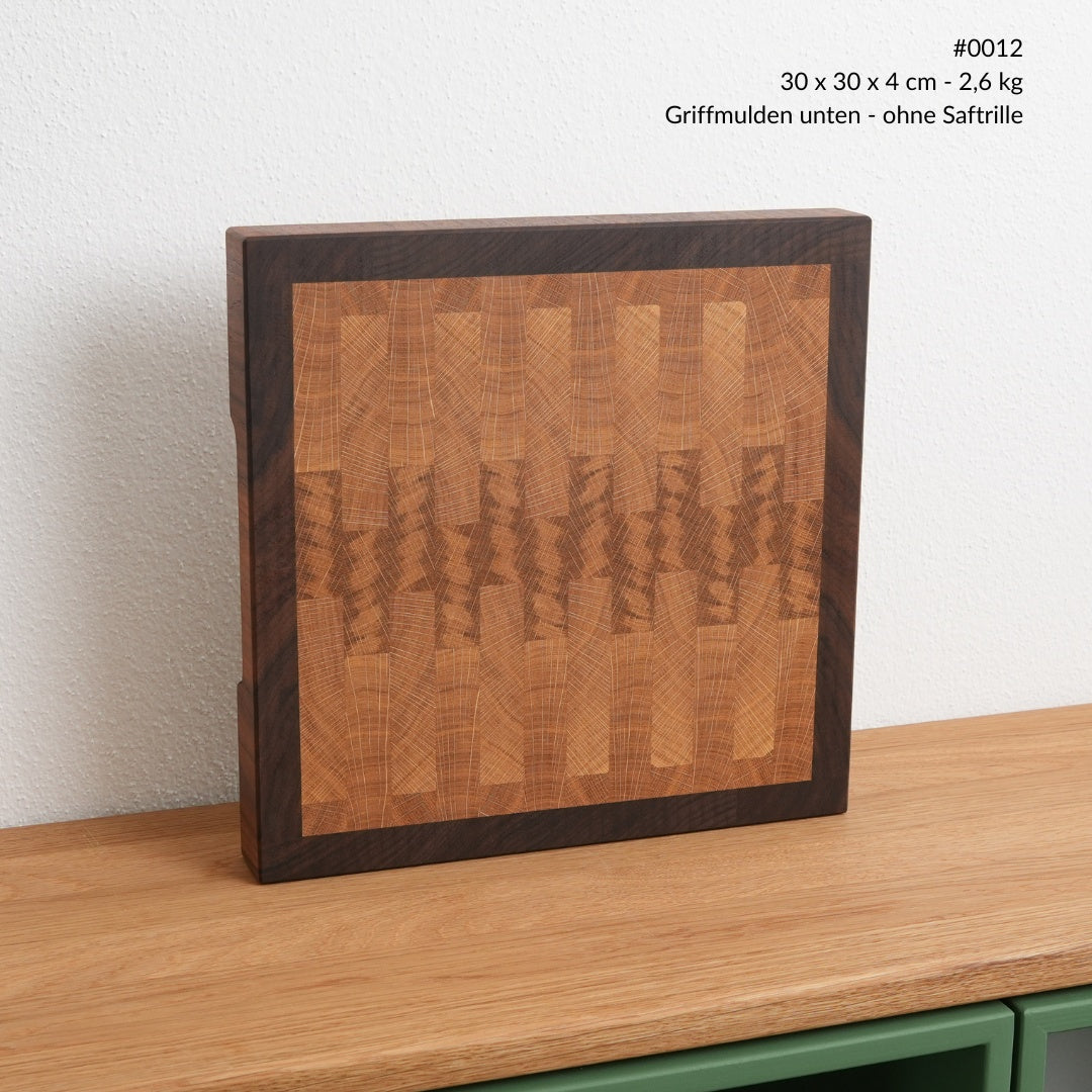 Stirnholz Schneidebrett Eiche Nussbaum, Ansicht von vorne, 30 × 30 cm