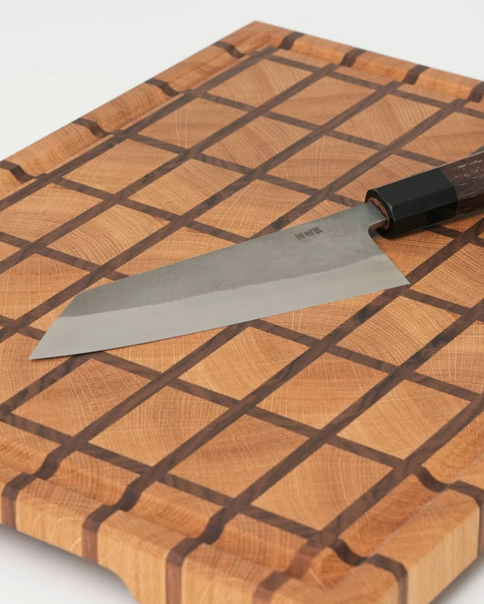 Stirnholz Schneidebrett Karomuster aus Eiche und Nussbaum mit japanischem Bunka Messer, Detailansicht von oben