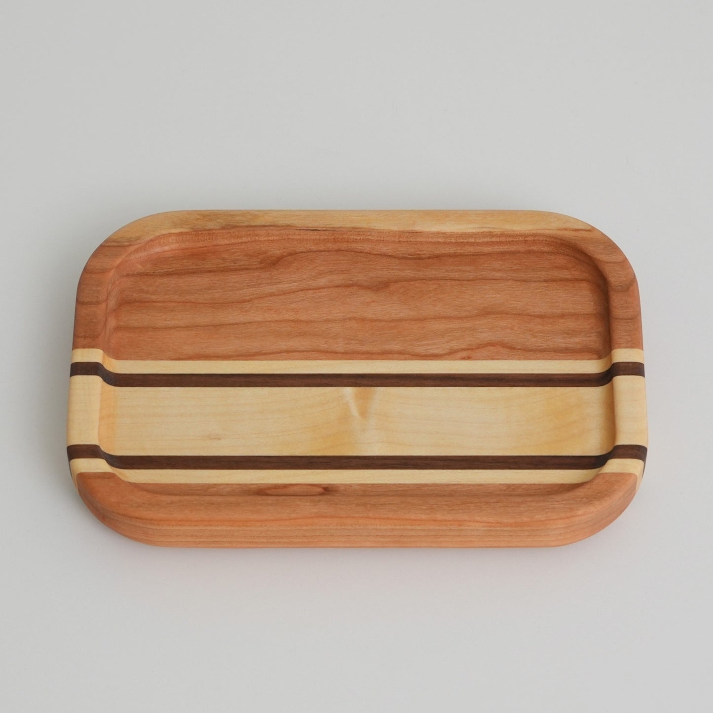 Rechteckige Holzschale aus Kirsche und Ahorn, Ansicht von oben, 21 × 14 cm