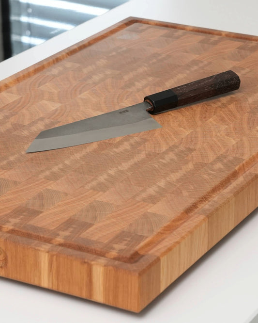 Großes Stirnholz Schneidebrett XXL aus Eiche mit japanischem Bunka Messer, Detailansicht von oben