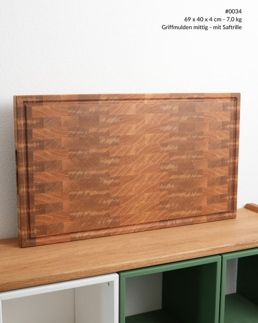 Großes Stirnholz Schneidebrett Eiche mit Saftrille, XXL, Ansicht von vorne, 69 × 40 cm