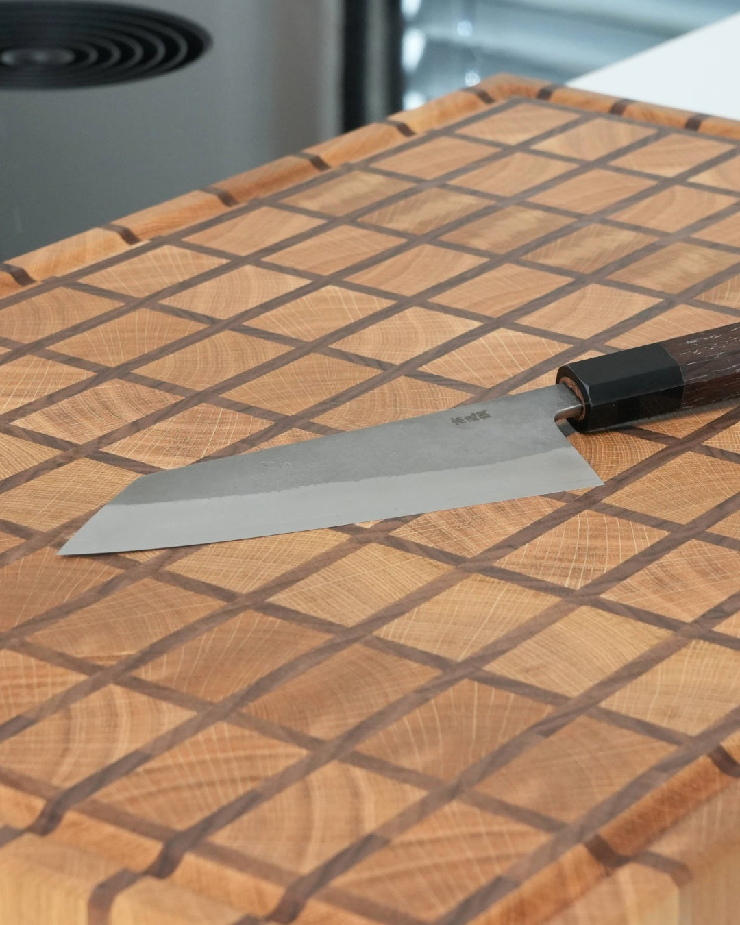 Großes Stirnholz Schneidebrett XXL aus Eiche und Nussbaum mit japanischem Bunka Messer, Detailansicht von oben