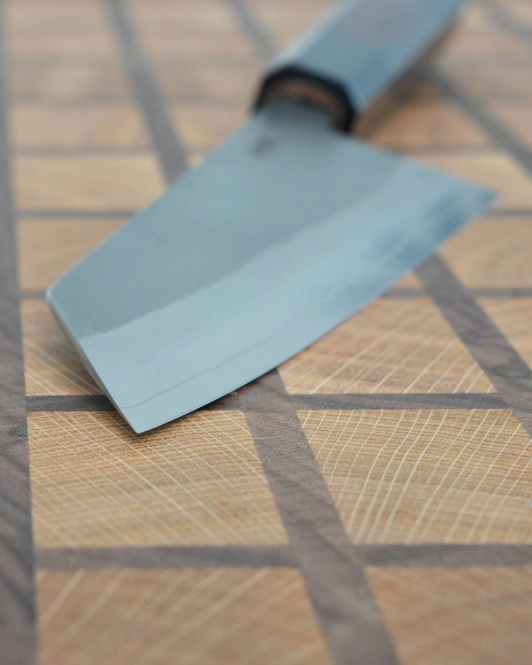 Großes Stirnholz Schneidebrett XXL aus Eiche und Nussbaum mit japanischem Bunka Messer, Detailansicht Stirnholz und Messer