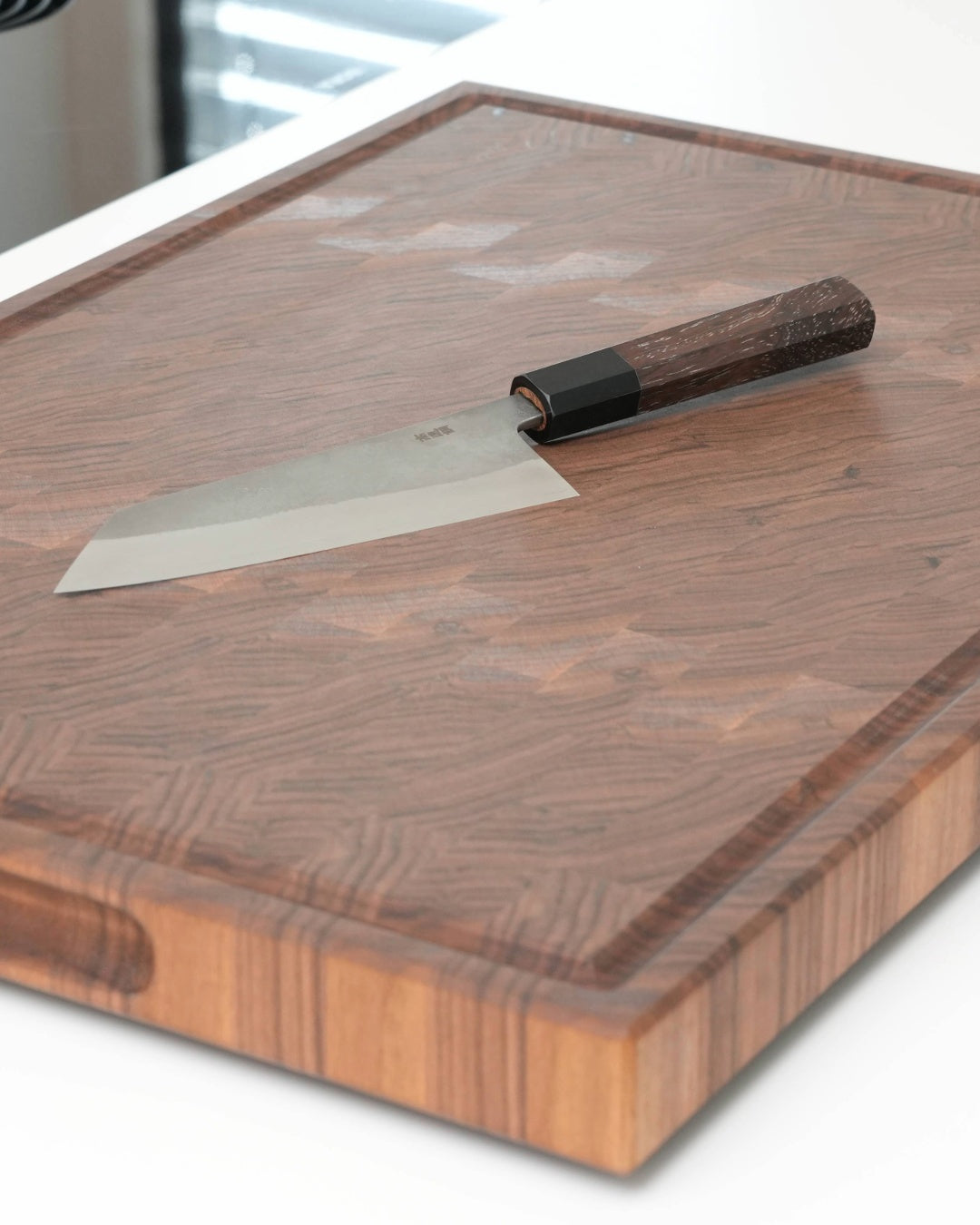 Großes Stirnholz Schneidebrett XXL aus Nussbaum mit japanischem Bunka Messer, Detailansicht von oben