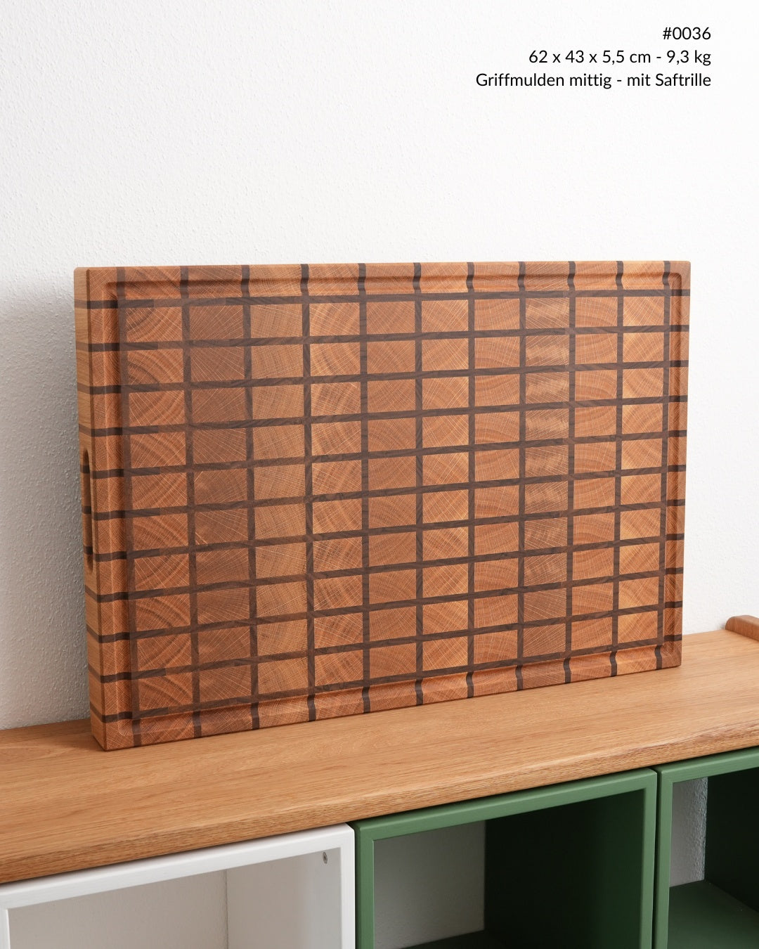 Großes Stirnholz Schneidebrett mit Rastermuster aus Eiche und Nussbaum mit Saftrille, XXL, Ansicht von vorne, 62 × 43 cm