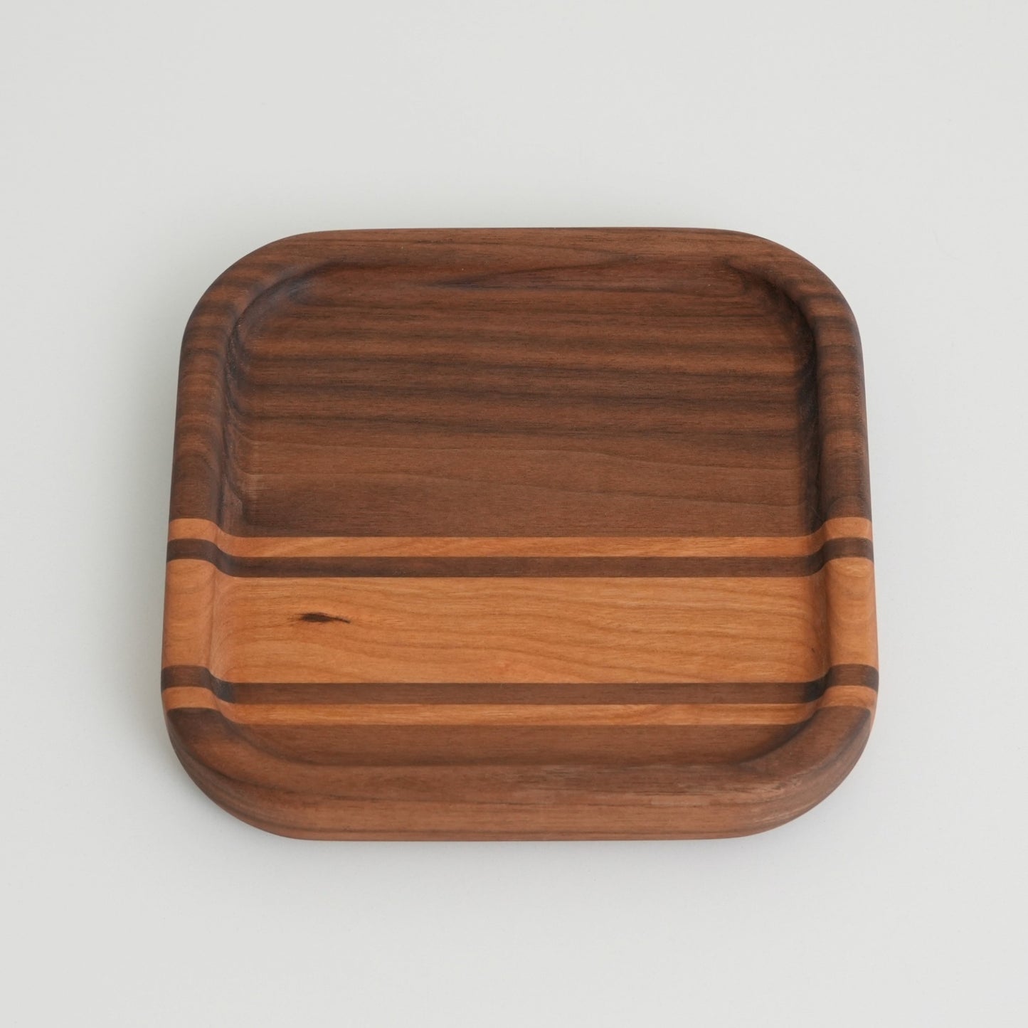 Quadratische Holzschale aus Nussbaum und Kirsche, Ansicht von oben, 17 × 17 cm