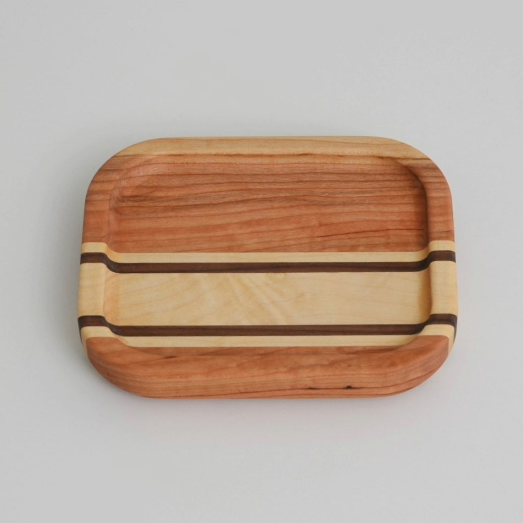 Rechteckige Holzschale aus Kirsche und Ahorn, Ansicht von oben, 17 × 14 cm
