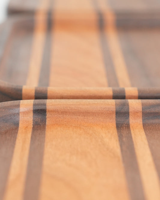 Rechteckige Holzschale aus Nussbaum und Kirsche, Detailansicht Holzstreifen Design