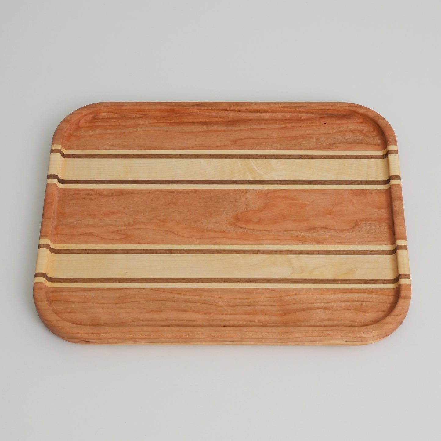 Rechteckiges Holztablett aus Kirsche und Ahorn, Ansicht von oben, 38 × 31 cm