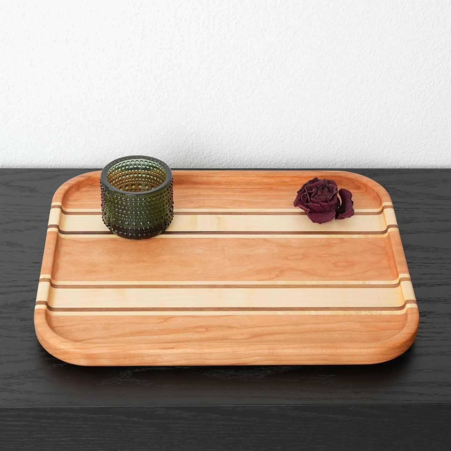 Rechteckiges Holztablett aus Kirsche und Ahorn mit Dekoglas und getrockneter Rose, 38 × 31 cm