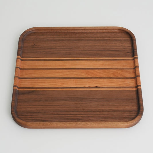 Rechteckiges Holztablett aus Nussbaum und Kirsche, Ansicht von oben, 48 × 38 cm