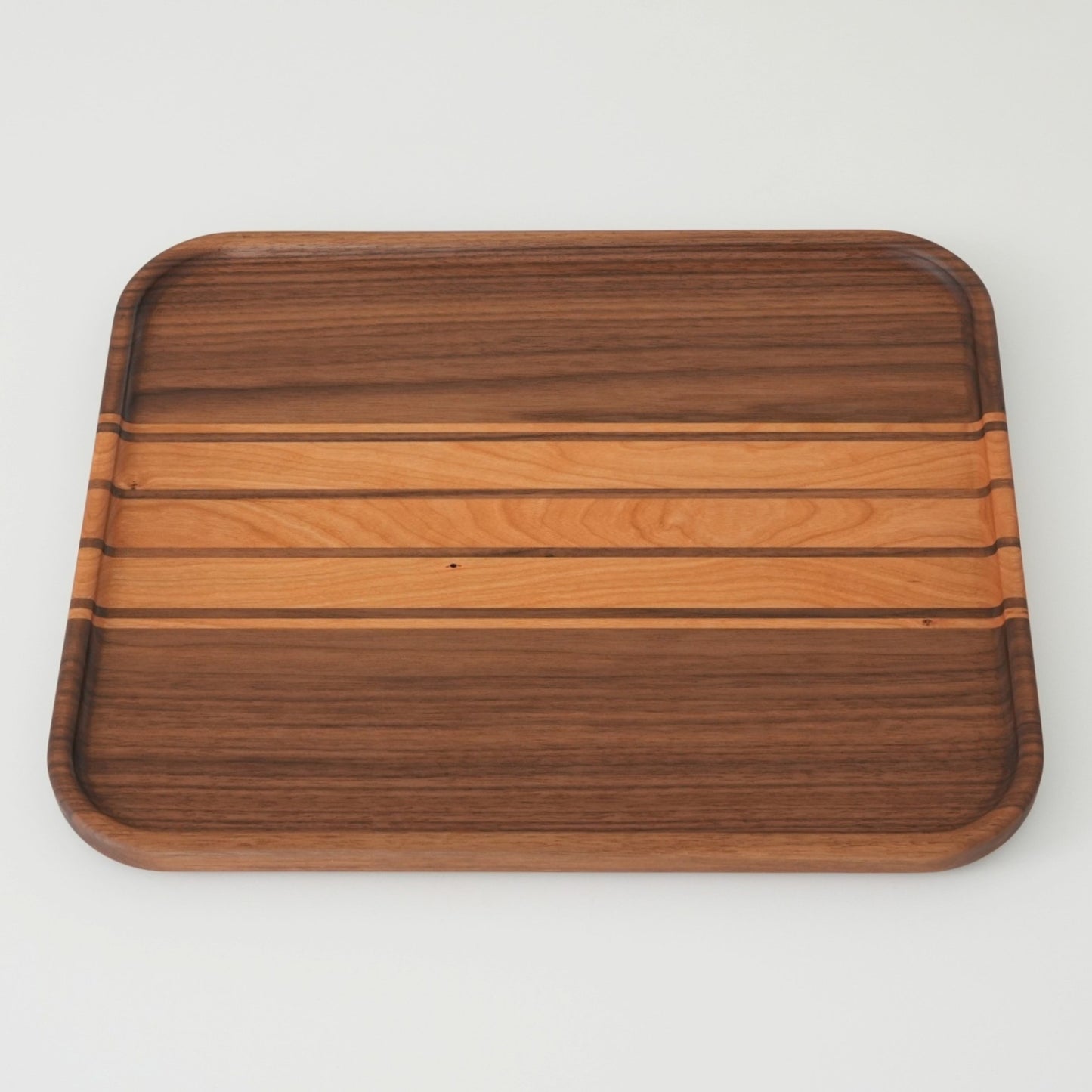 Rechteckiges Holztablett aus Nussbaum und Kirsche, Ansicht von oben, 46 × 38 cm