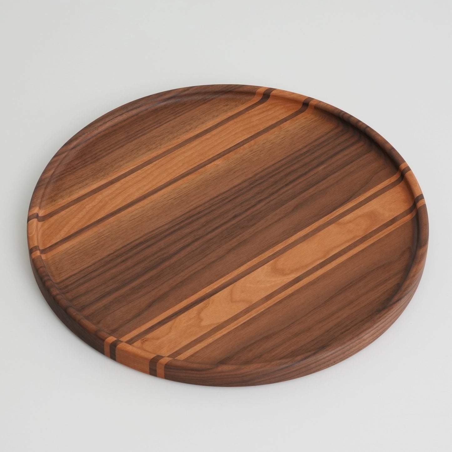 Rundes Holztablett aus Nussbaum und Kirsche, Ansicht von oben, 38 cm Durchmesser