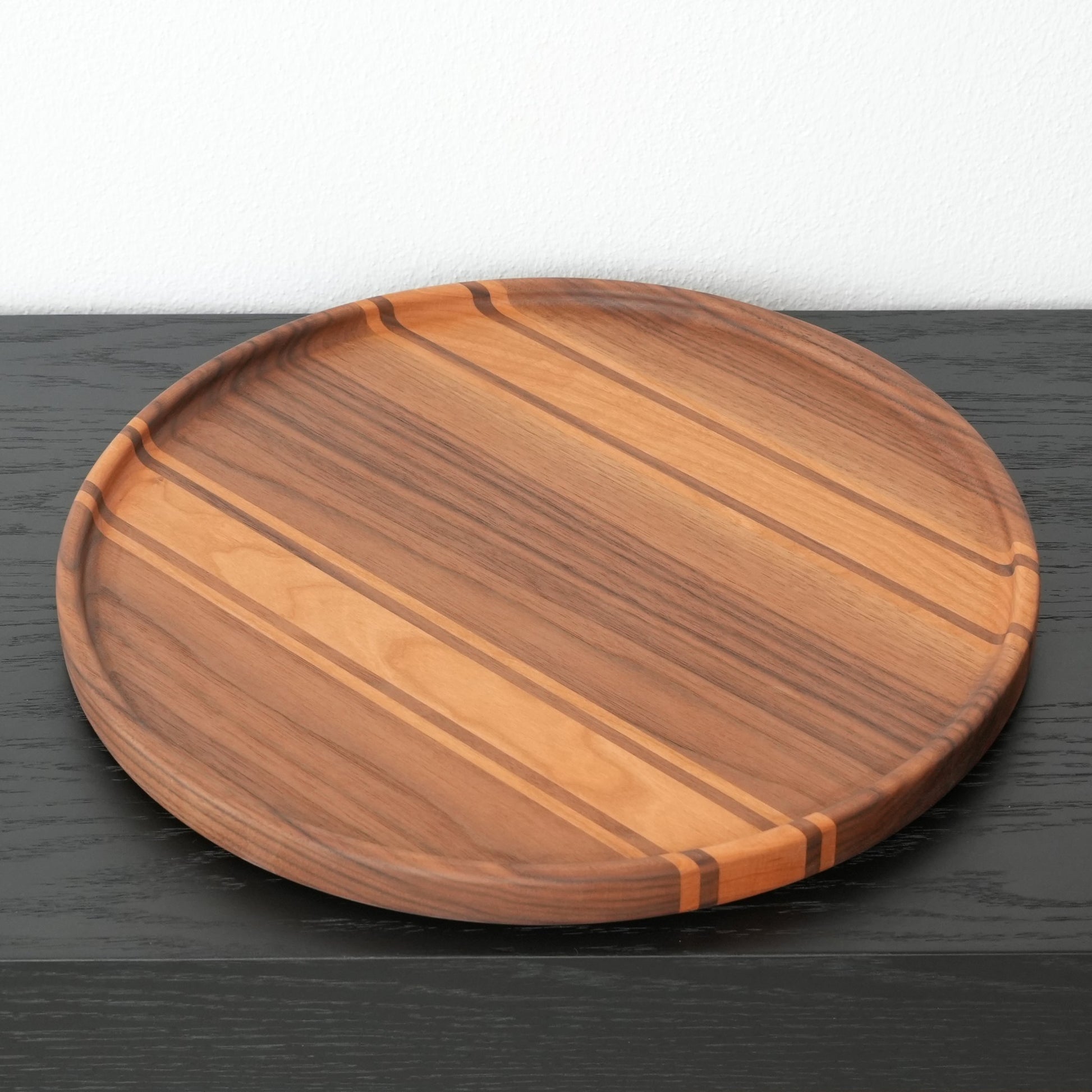 Rundes Holztablett aus Nussbaum und Kirsche, Ansicht von oben, 38 cm Durchmesser