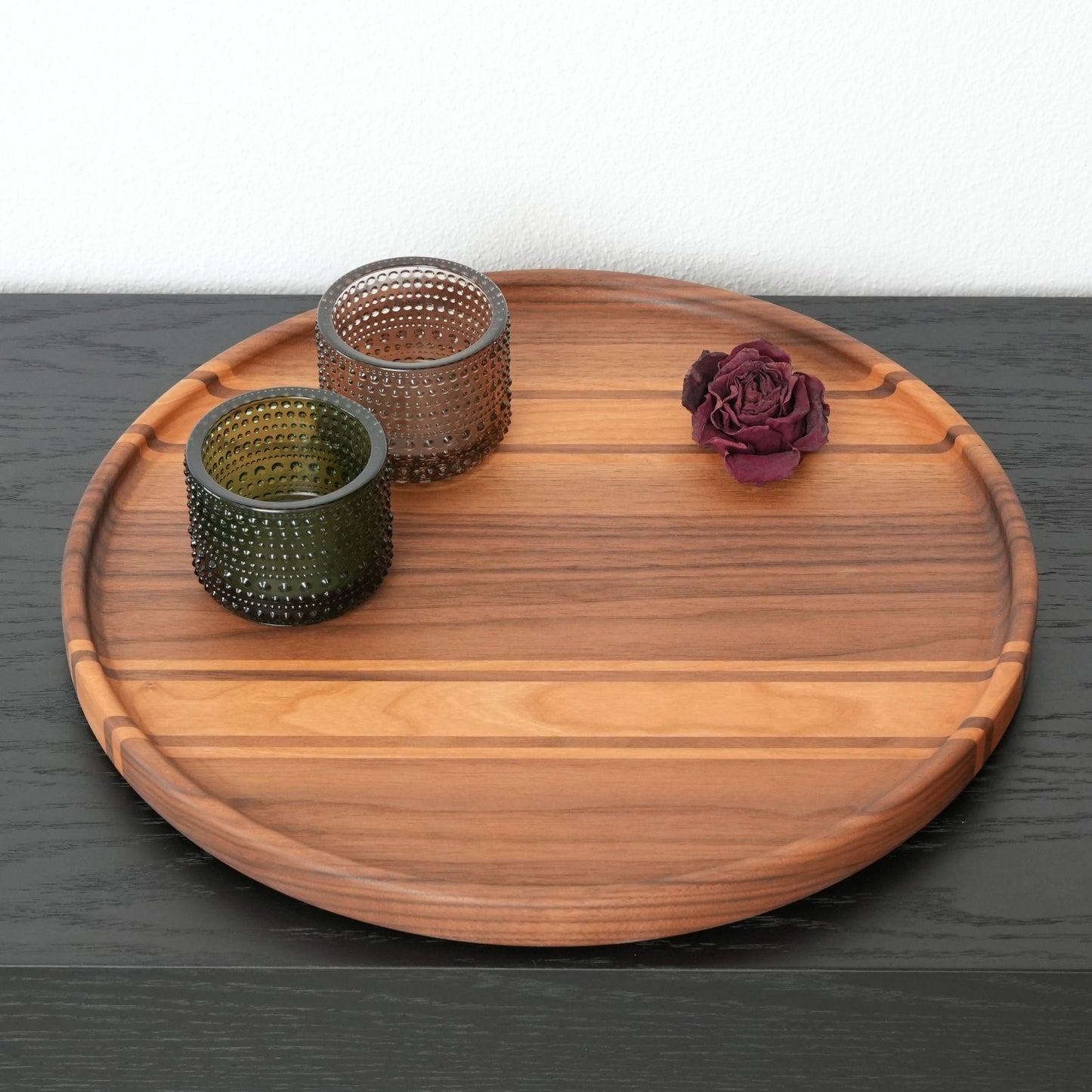 Rundes Holztablett aus Nussbaum und Kirsche mit Dekogläsern und getrockneter Rose, 38 cm Durchmesser