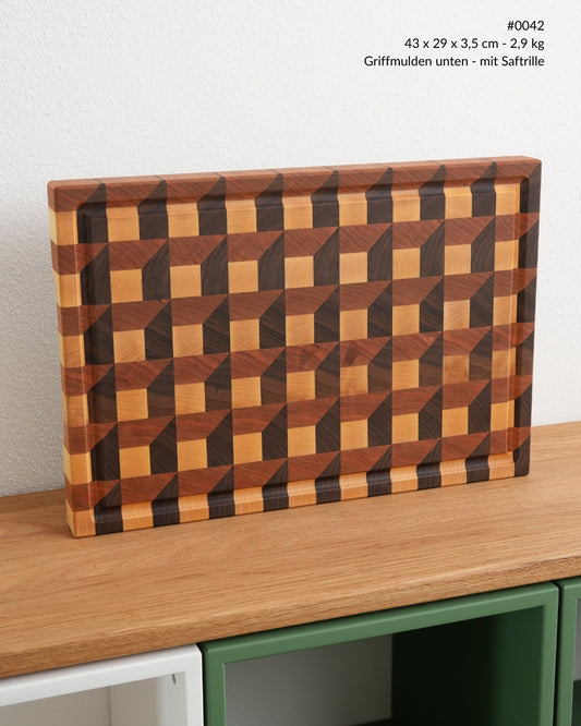 Stirnholz Schneidebrett mit 3D-Waffelmuster aus Nussbaum, Kirsche und Ahorn mit Saftrille, Ansicht von vorne, 43 × 29 cm