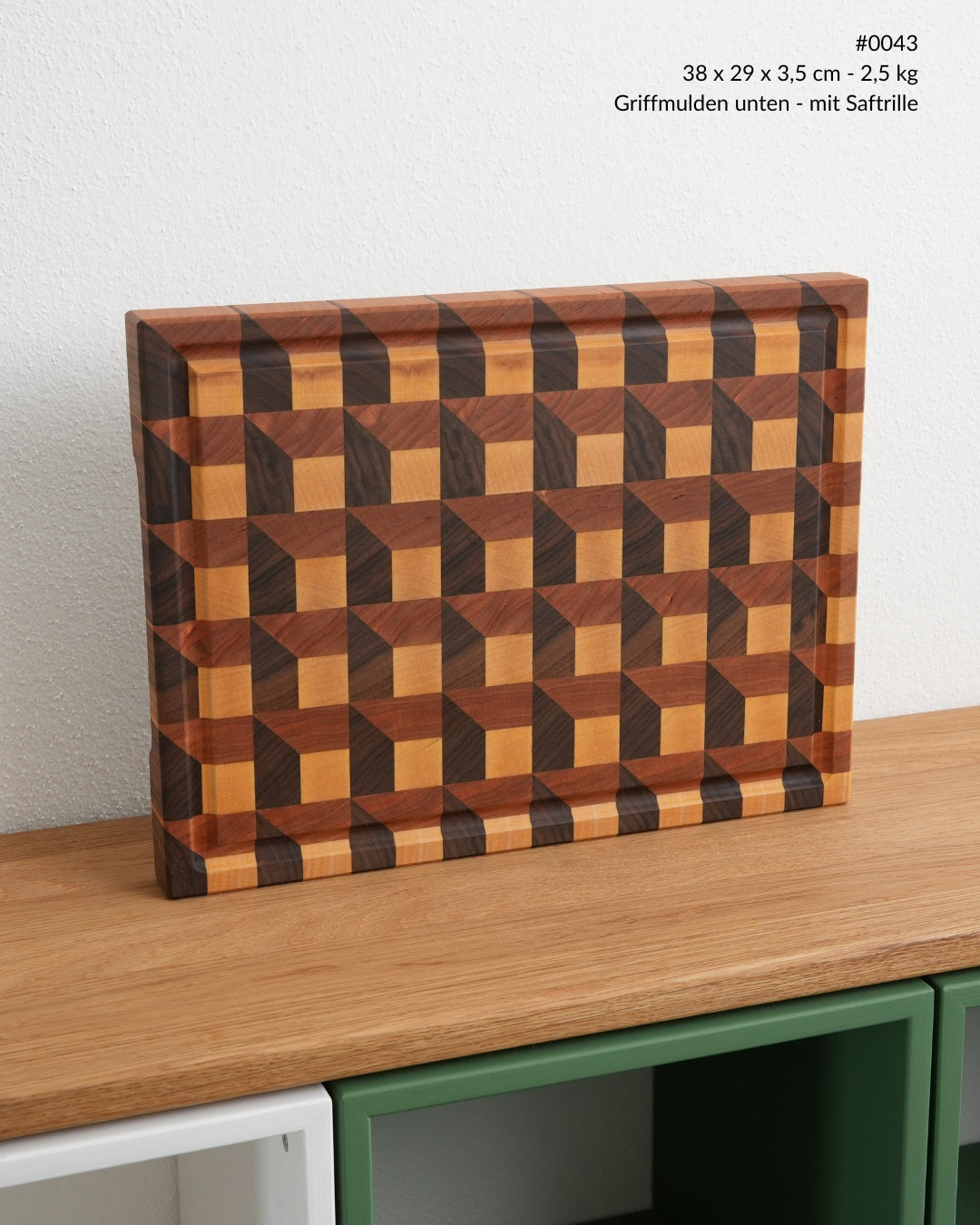 Stirnholz Schneidebrett mit 3D-Waffelmuster aus Nussbaum, Kirsche und Ahorn mit Saftrille, Ansicht von vorne, 38 × 29 cm