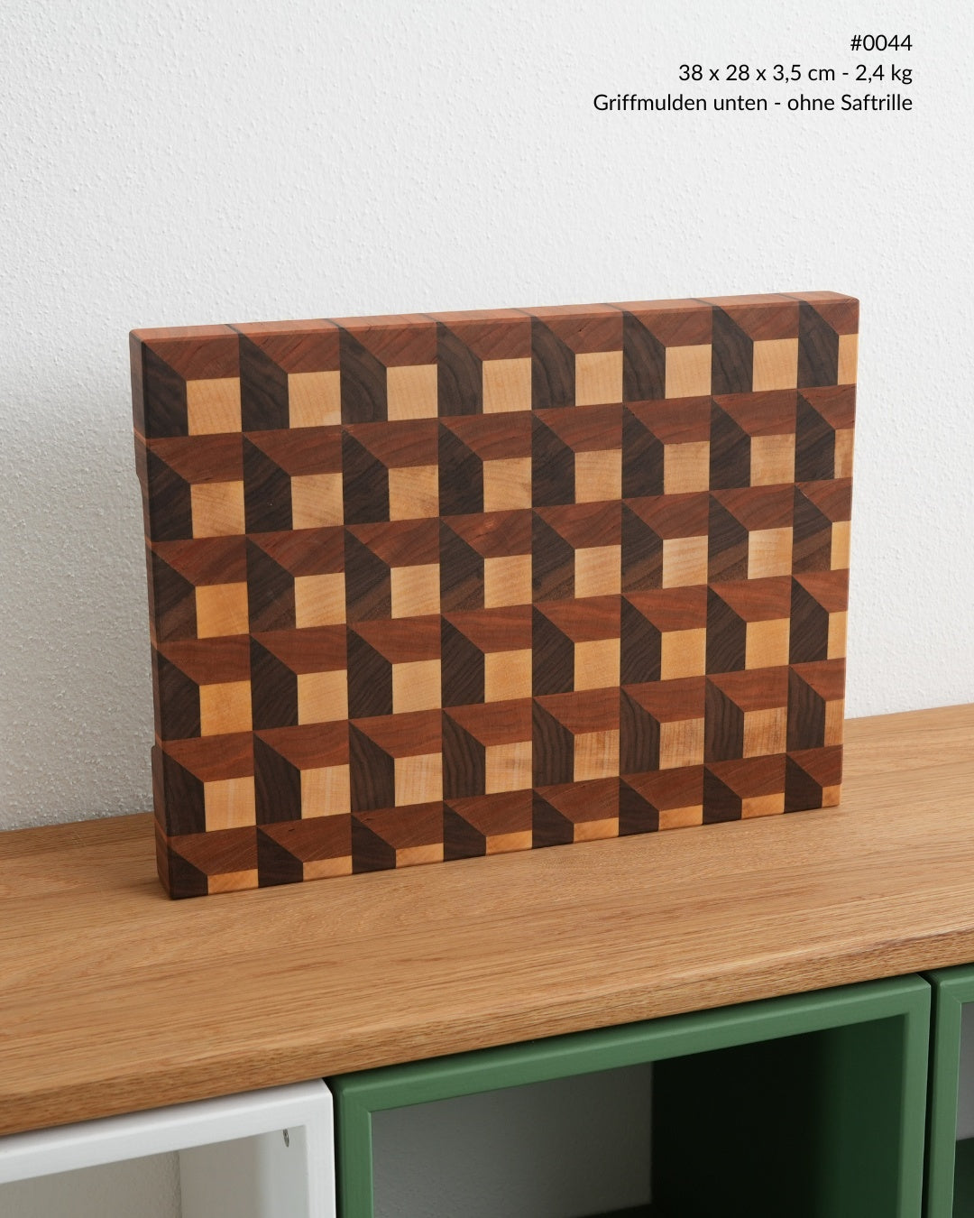 Stirnholz Schneidebrett mit 3D-Waffelmuster aus Nussbaum, Kirsche und Ahorn, Ansicht von vorne, 38 × 28 cm