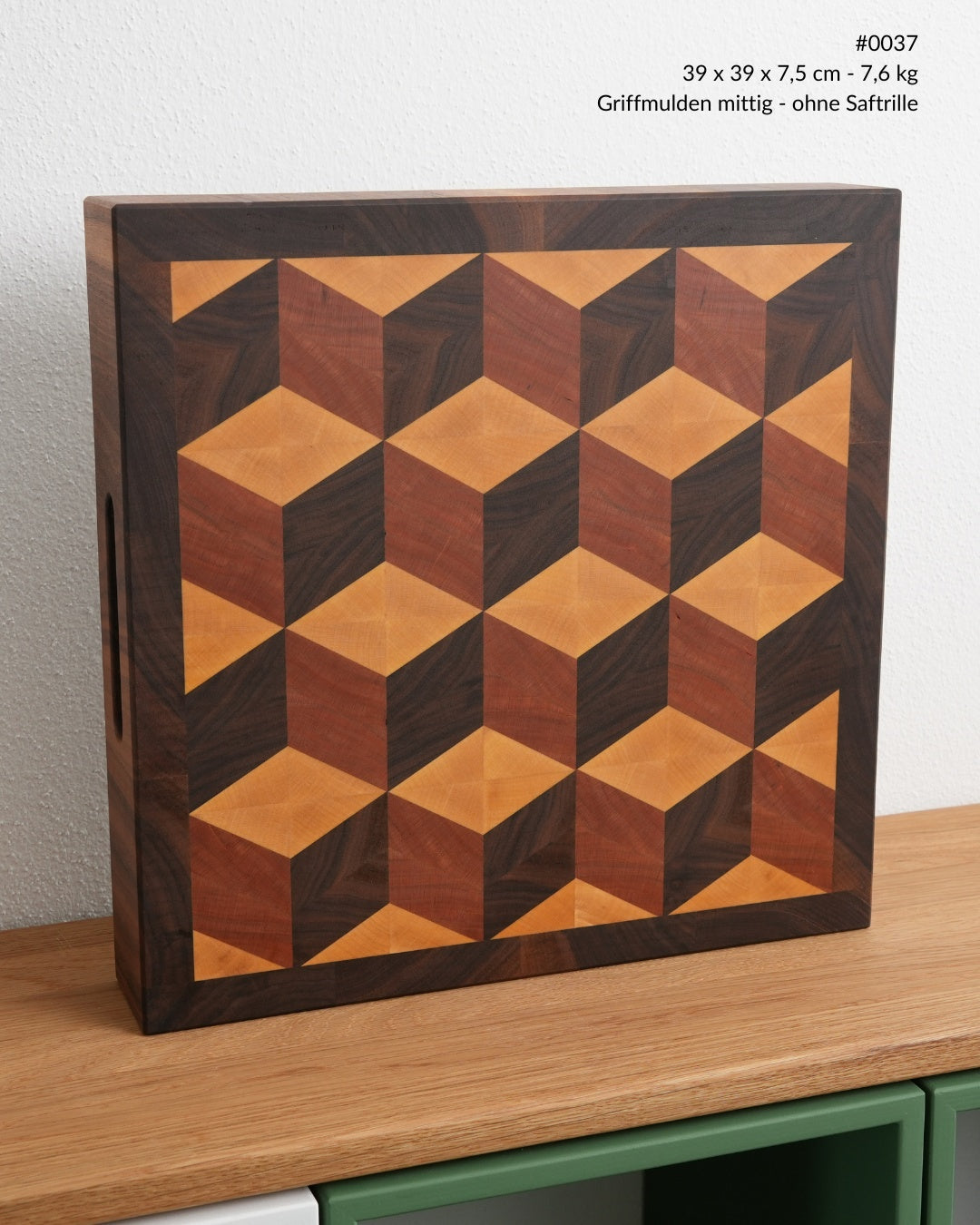 Stirnholz Schneidebrett mit 3D-Würfelmuster aus Nussbaum, Kirsche und Ahorn, Ansicht von vorne, 39 × 39 cm