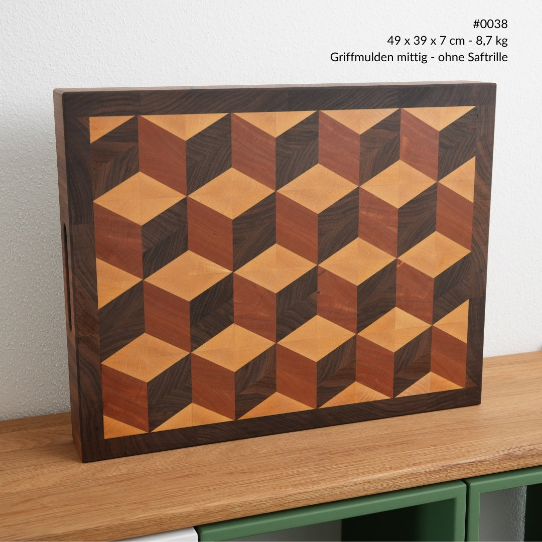 Stirnholz Schneidebrett mit 3D-Würfelmuster aus Nussbaum, Kirsche und Ahorn, Ansicht von vorne, 49 × 39 cm