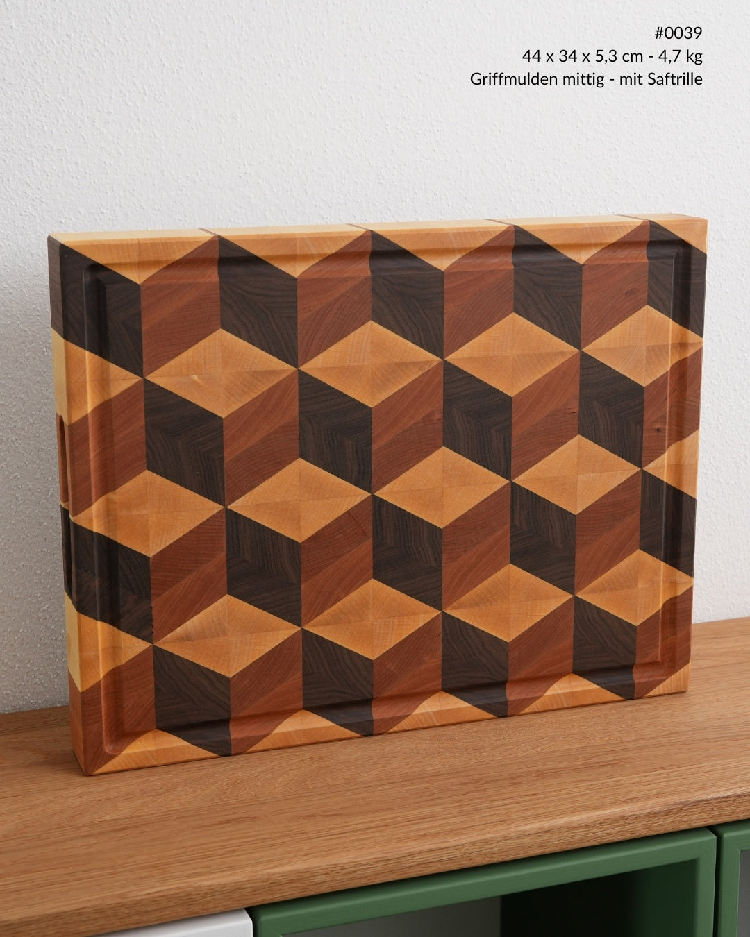 Stirnholz Schneidebrett mit 3D-Würfelmuster aus Nussbaum, Kirsche und Ahorn mit Saftrille, Ansicht von vorne, 44 × 34 cm