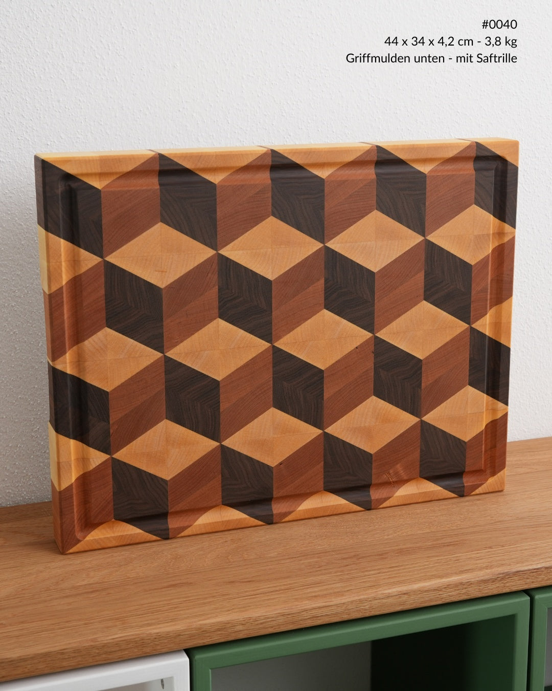 Stirnholz Schneidebrett mit 3D-Würfelmuster aus Nussbaum, Kirsche und Ahorn mit Saftrille, Ansicht von vorne, 44 × 34 cm