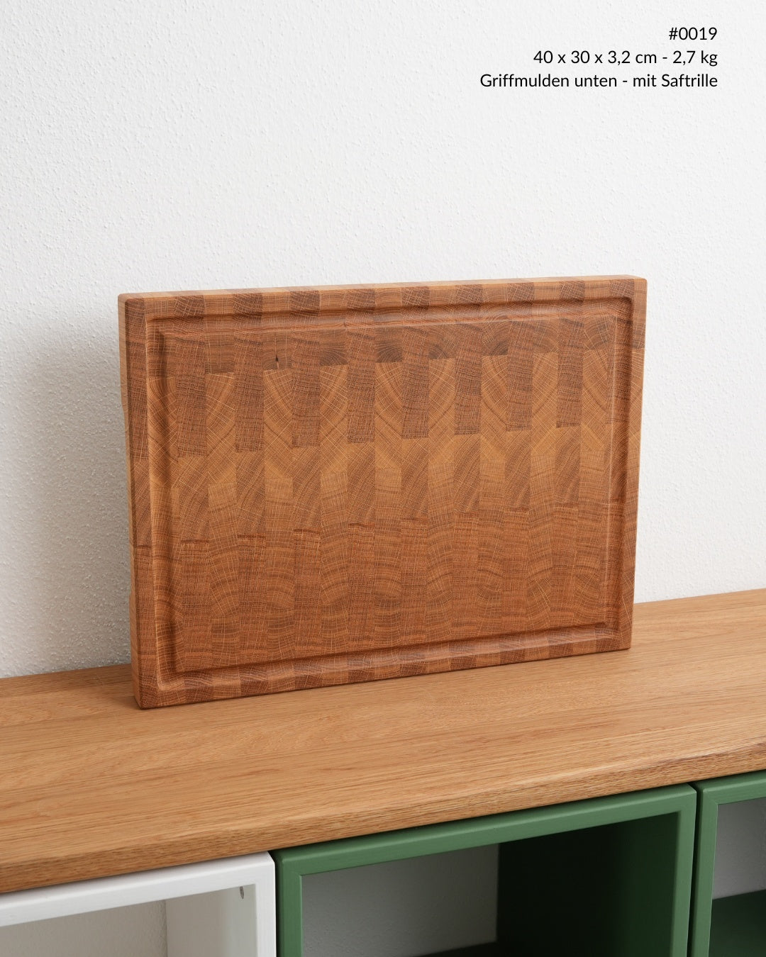 Stirnholz Schneidebrett Eiche mit Saftrille, Ansicht von vorne, 40 × 30 cm