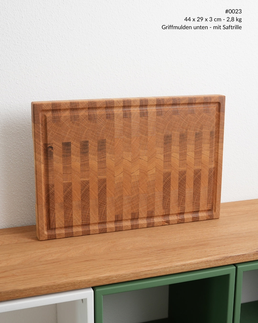 Stirnholz Schneidebrett Eiche mit Saftrille, Ansicht von vorne, 44 × 29 cm
