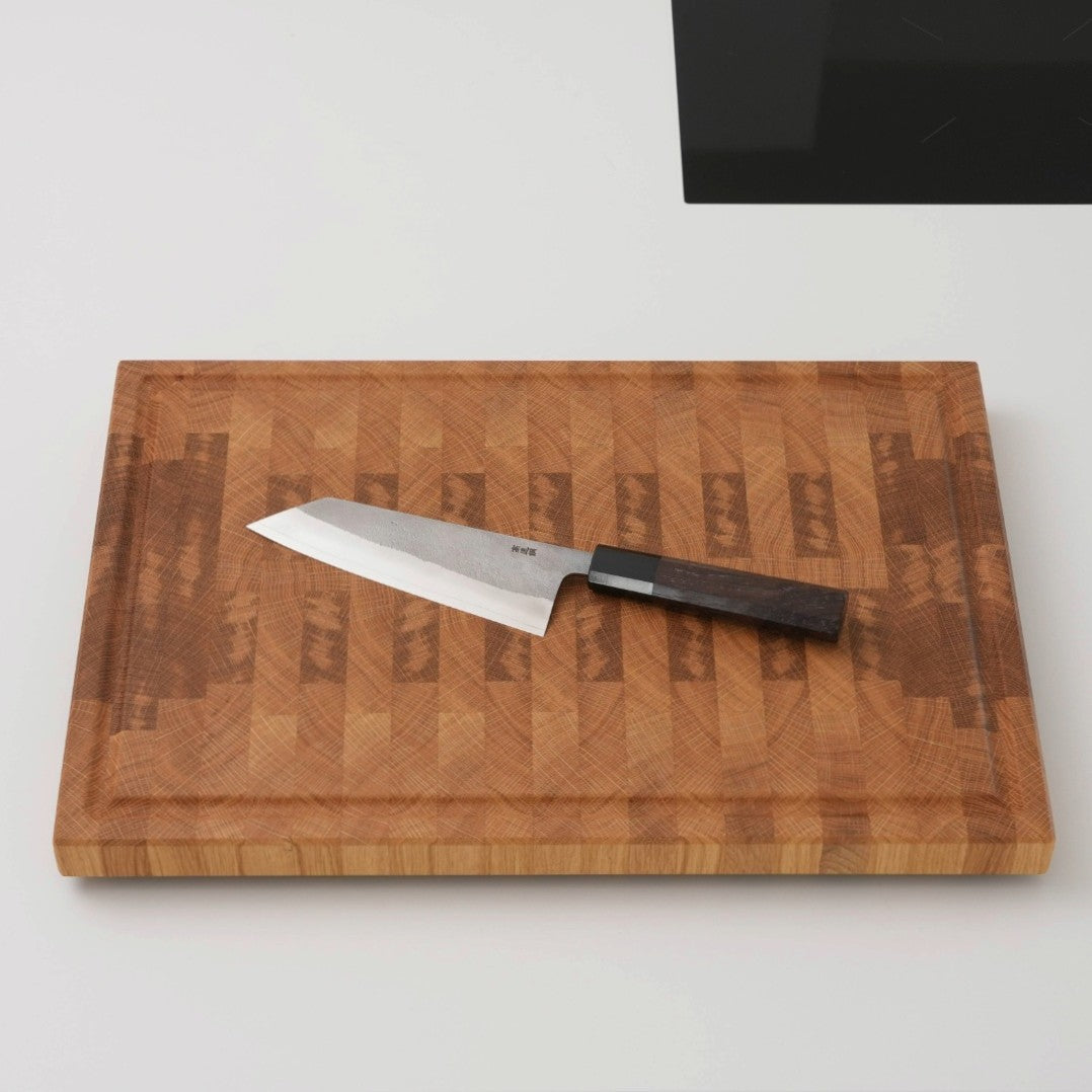 Stirnholz Schneidebrett aus Eiche mit japanischem Bunka Messer, Ansicht von oben