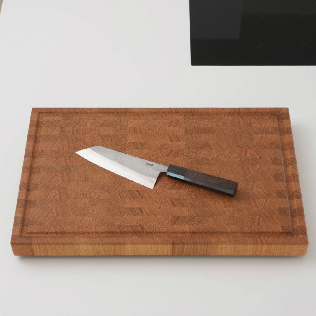 Stirnholz Schneidebrett aus Eiche mit japanischem Bunka Messer, Ansicht von oben