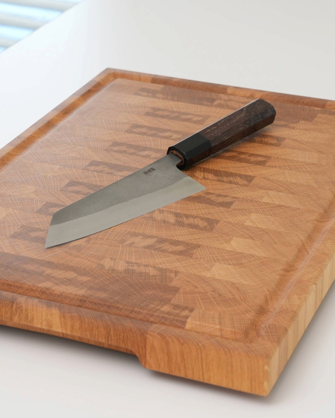 Stirnholz Schneidebrett aus Eiche mit japanischem Bunka Messer, Detailansicht von oben