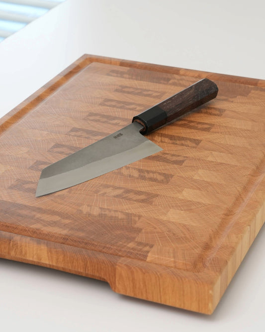 Stirnholz Schneidebrett aus Eiche mit japanischem Bunka Messer, Detailansicht von oben