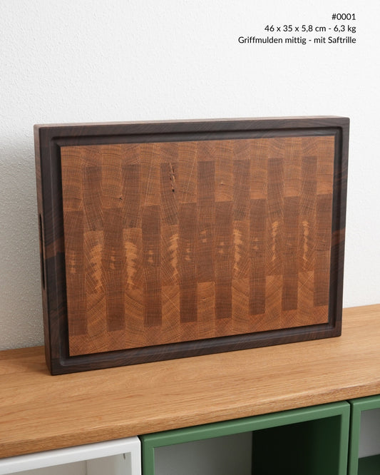 Stirnholz Schneidebrett Eiche Nussbaum mit Saftrille, Ansicht von vorne, 46 × 35 cm
