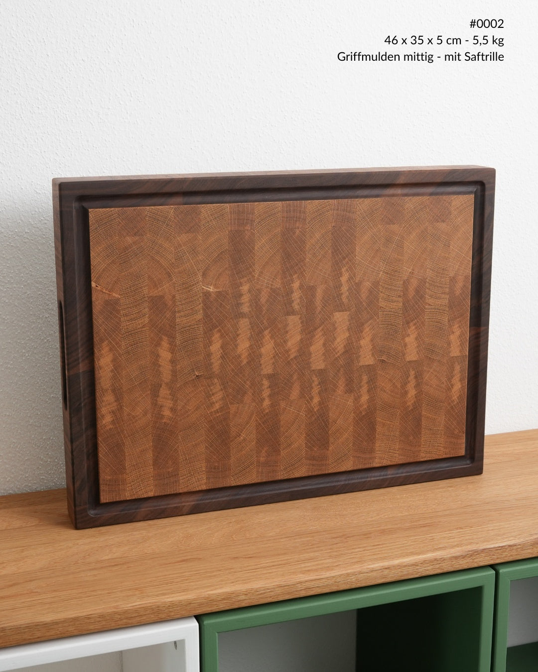 Stirnholz Schneidebrett Eiche Nussbaum mit Saftrille, Ansicht von vorne, 46 × 35 cm