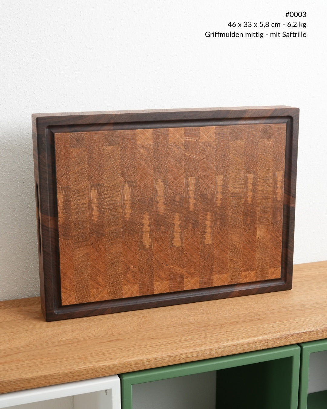 Stirnholz Schneidebrett Eiche Nussbaum mit Saftrille, Ansicht von vorne, 46 × 33 cm