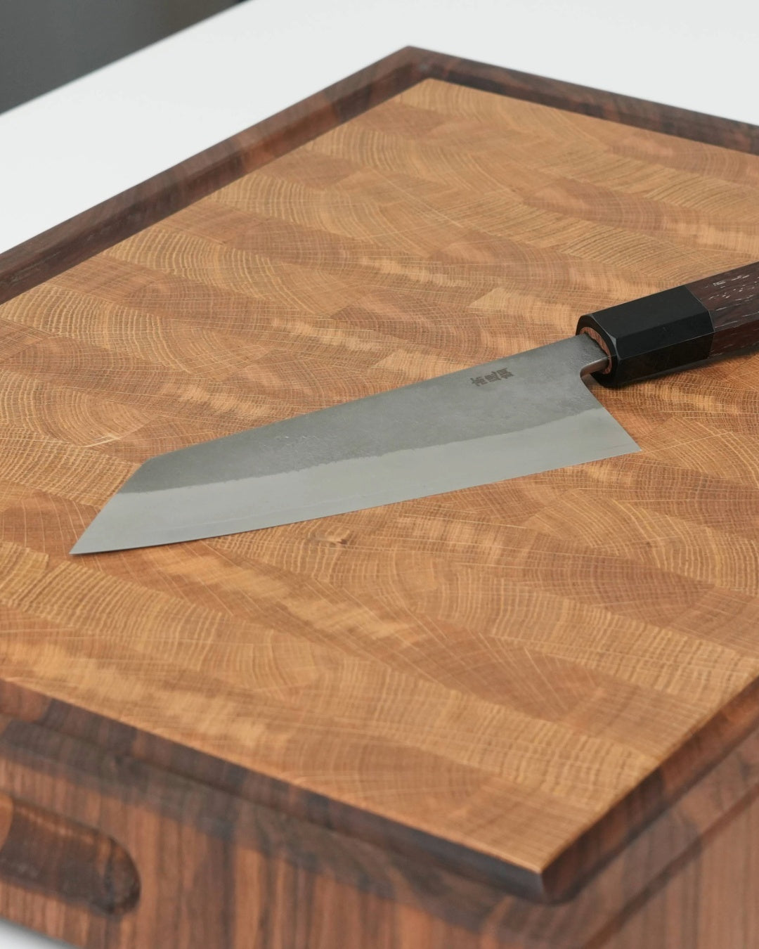 Stirnholz Schneidebrett aus Eiche und Nussbaum mit japanischem Bunka Messer, Detailansicht von oben