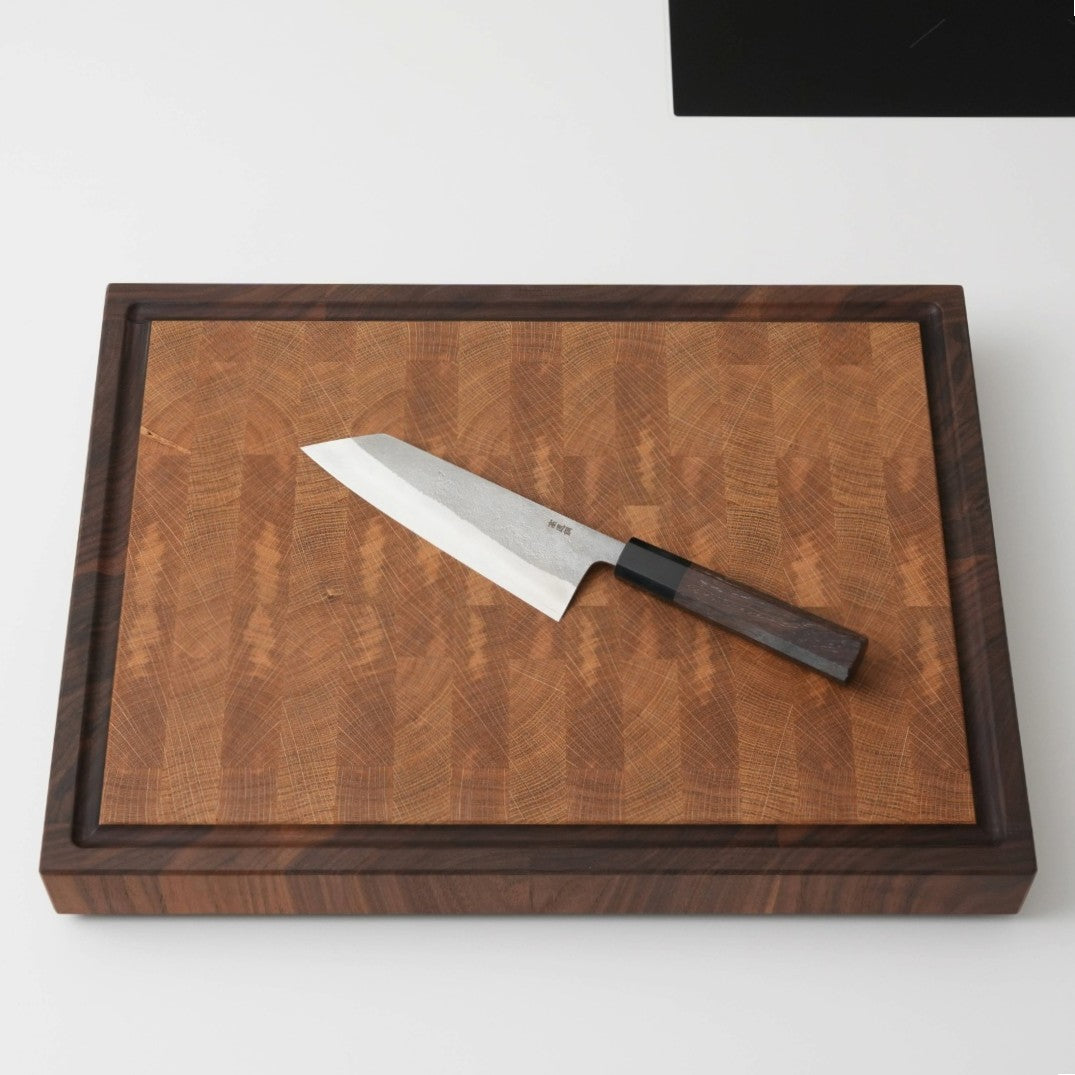 Stirnholz Schneidebrett aus Eiche und Nussbaum mit japanischem Bunka Messer, Ansicht von oben