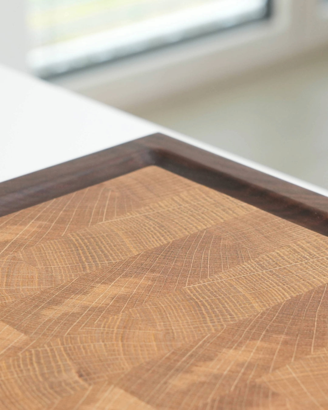 Stirnholz Schneidebrett aus Eiche und Nussbaum mit Saftrille, Detailansicht Stirnholz Eiche