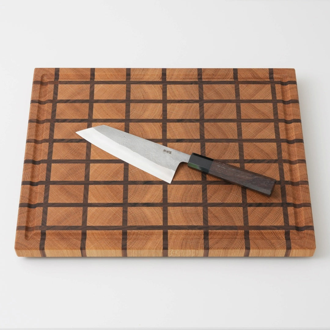 Stirnholz Schneidebrett Karomuster aus Eiche und Nussbaum mit japanischem Bunka Messer, Ansicht von oben