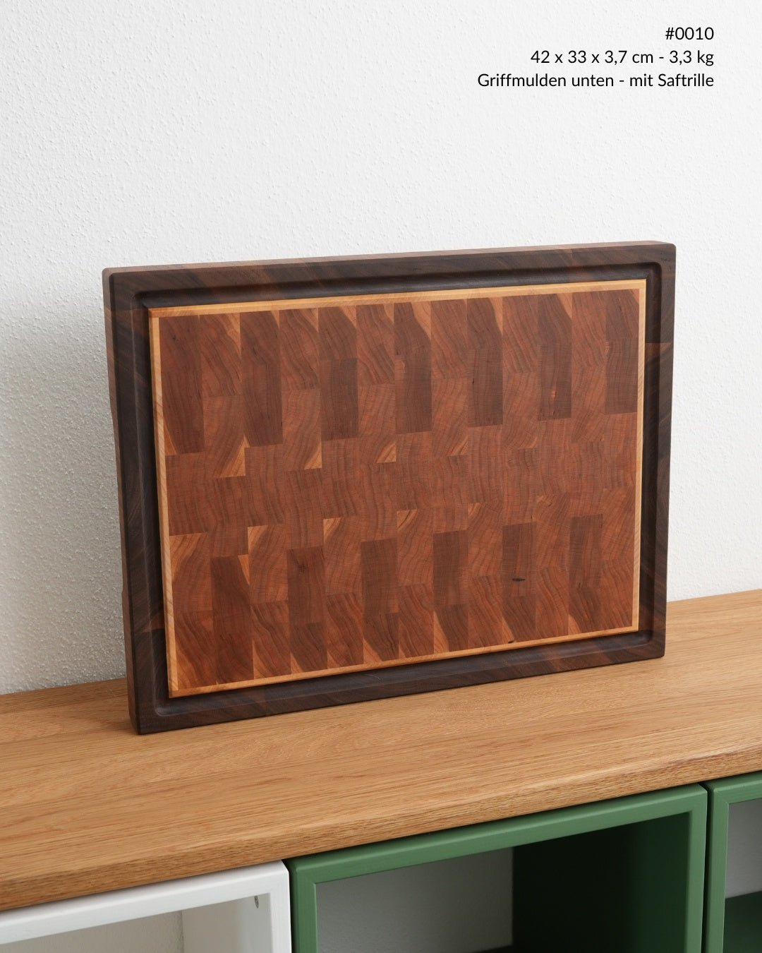 Stirnholz Schneidebrett Kirsche Nussbaum mit Saftrille, Ansicht von vorne, 42 × 33 cm