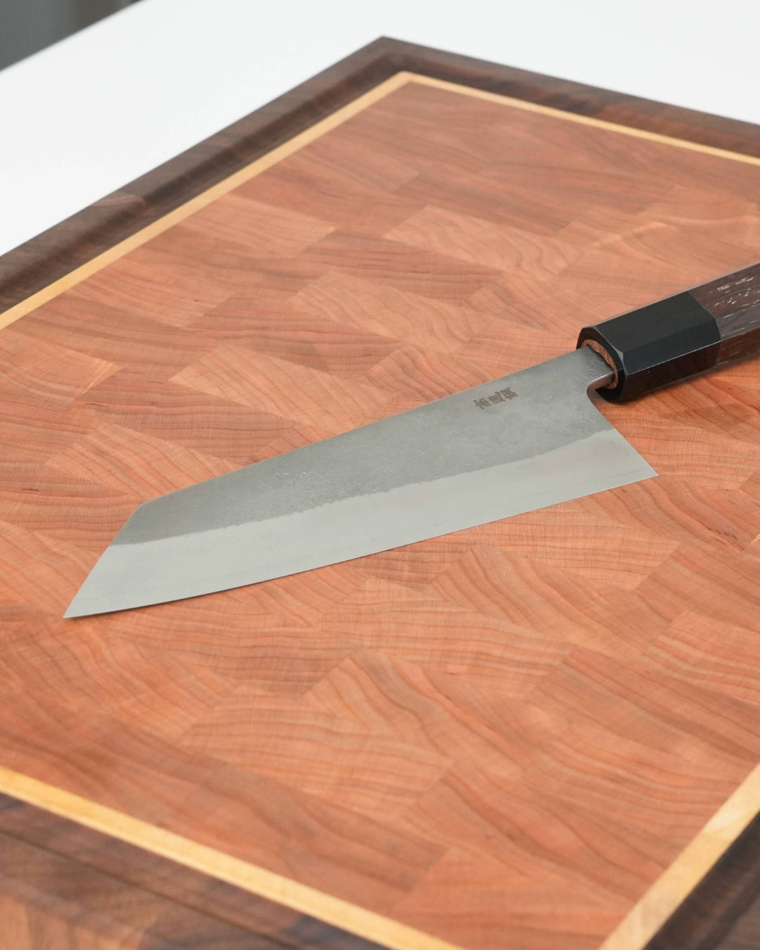 Stirnholz Schneidebrett aus Kirsche und Nussbaum mit japanischem Bunka Messer, Detailansicht von oben