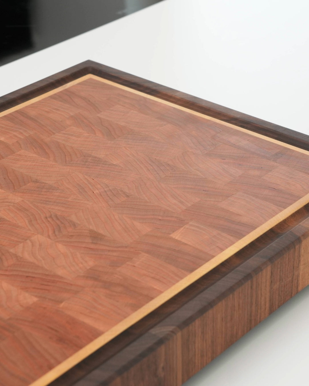 Stirnholz Schneidebrett aus Kirsche und Nussbaum mit Saftrille, Detailansicht von oben
