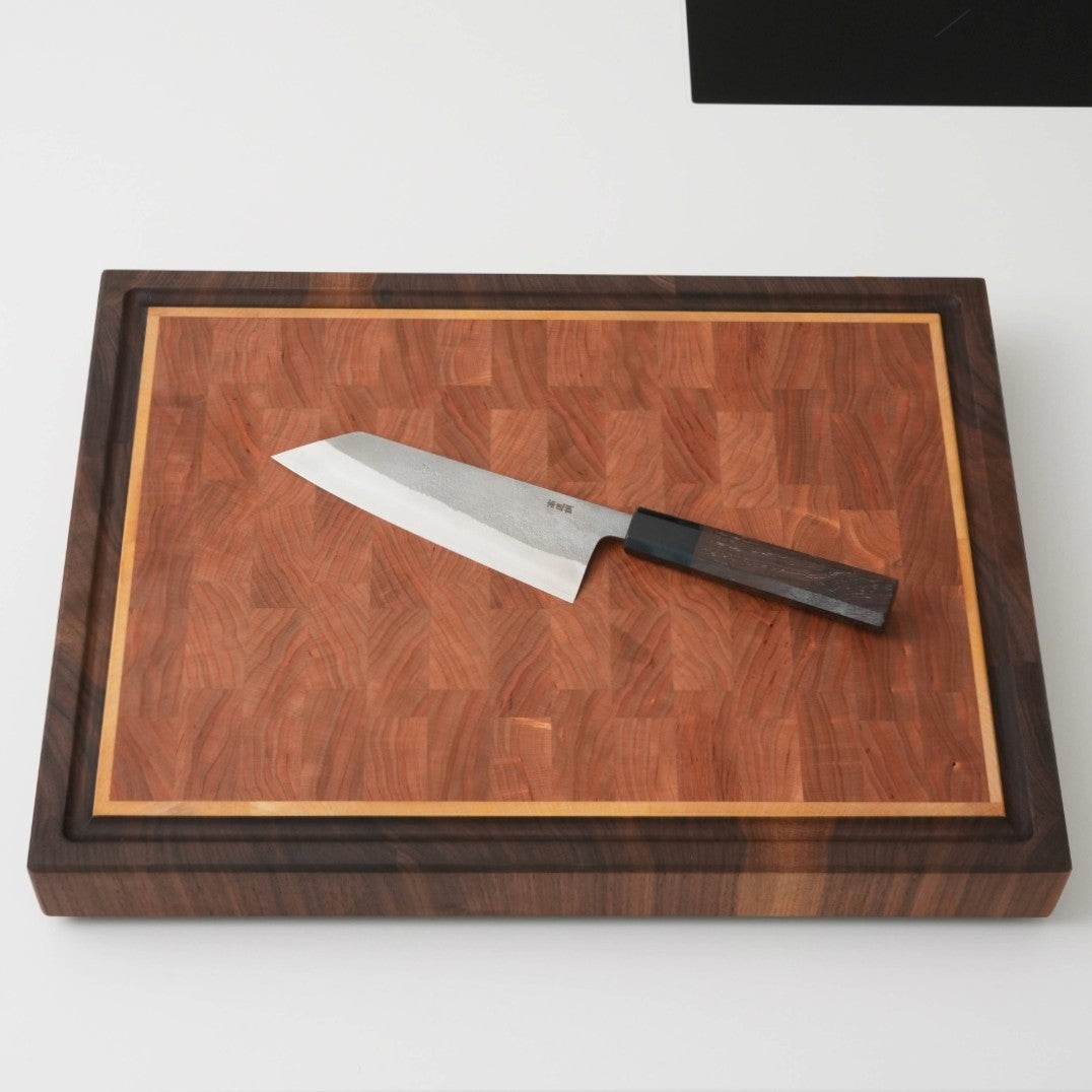 Stirnholz Schneidebrett aus Kirsche und Nussbaum mit japanischem Bunka Messer, Ansicht von oben
