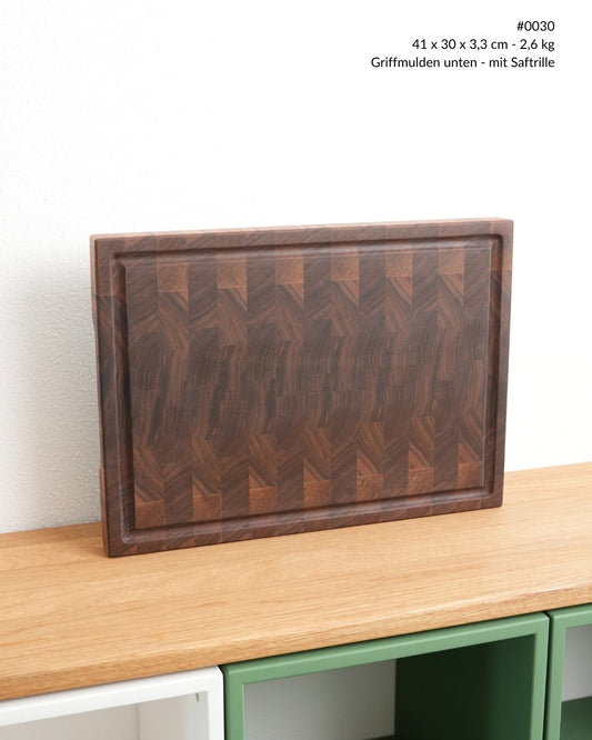 Stirnholz Schneidebrett Nussbaum mit Saftrille, Ansicht von vorne, 41 × 30 cm