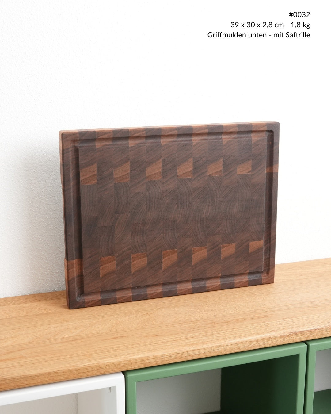 Stirnholz Schneidebrett Nussbaum mit Saftrille, Ansicht von vorne, 39 × 30 cm