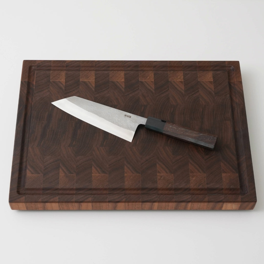 Stirnholz Schneidebrett aus Nussbaum mit japanischem Bunka Messer, Ansicht von oben