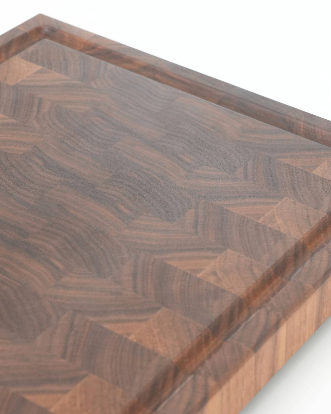 Stirnholz Schneidebrett aus Nussbaum und Nussbaum mit Saftrille, Detailansicht Stirnholz Nussbaum