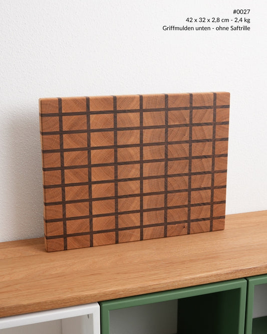 Stirnholz Schneidebrett mit Rastermuster aus Eiche und Nussbaum, Ansicht von vorne, 42 × 32 cm