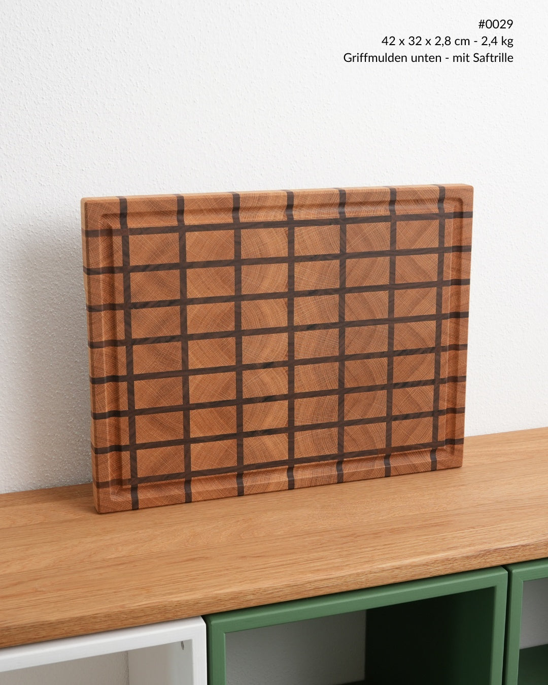 Stirnholz Schneidebrett mit Rastermuster aus Eiche und Nussbaum mit Saftrille, Ansicht von vorne, 42 × 32 cm